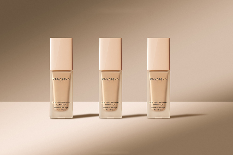 一名义工在香港深水埗东社区客厅的厨房将包好的云吞放入蒸锅