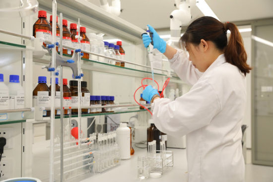 与外部科研机构勾结