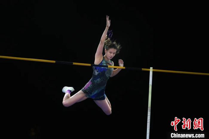 2024国际田径街头挑战赛女子撑杆跳高在天津海河
