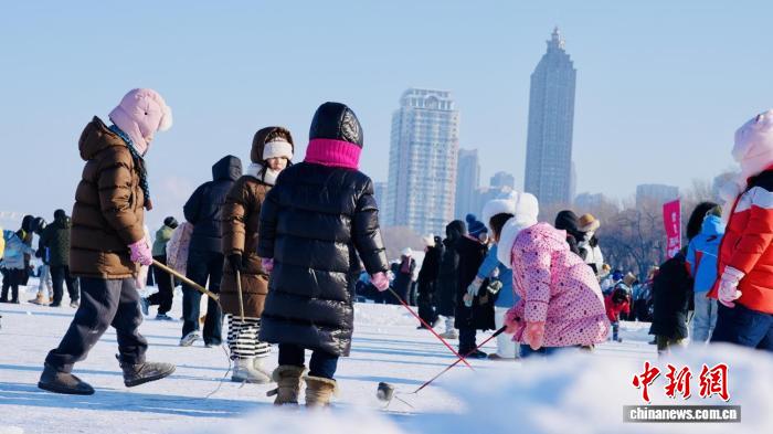 哈尔滨举行2025-2026年“百万青少年上冰雪”启动