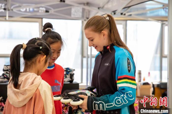 多国代表队汇聚宁河全民轮滑节落幕，体育与消