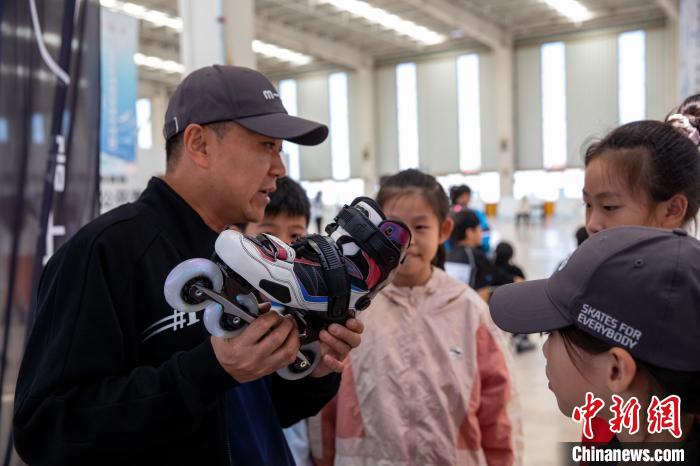 多国代表队汇聚宁河全民轮滑节落幕，体育与消