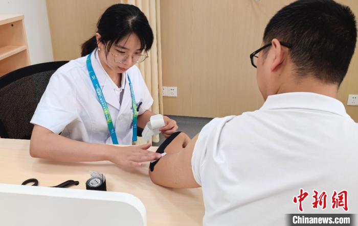 成都大运会中医医疗保障服务启动 中医药特色疗