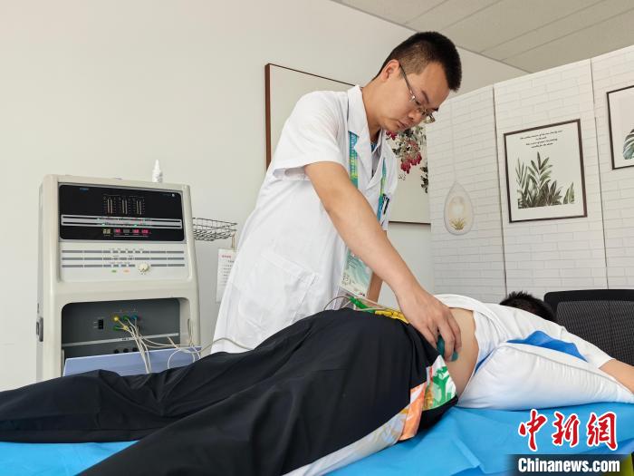 成都大运会中医医疗保障服务启动 中医药特色疗