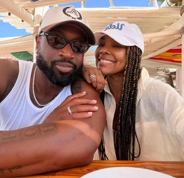 44岁韦德家庭幸福 身家过亿与妻子共度海岛假期