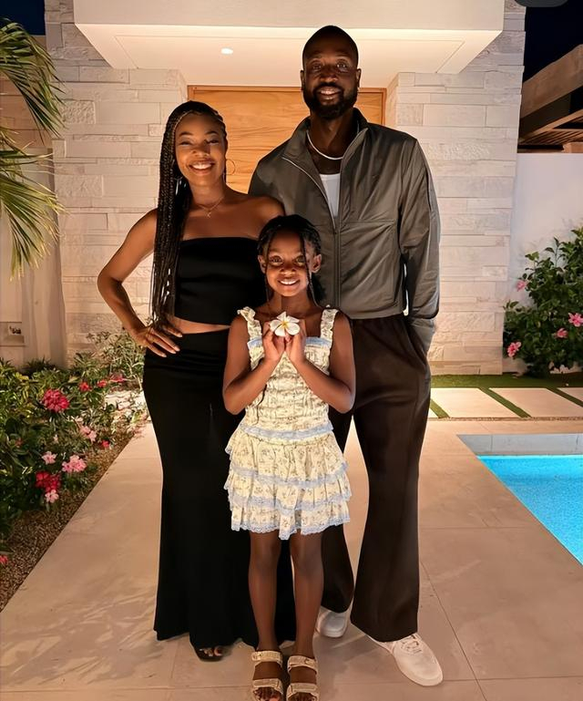 44岁韦德家庭幸福 身家过亿与妻子共度海岛假期