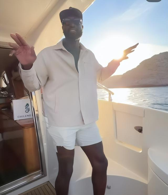 44岁韦德家庭幸福 身家过亿与妻子共度海岛假期