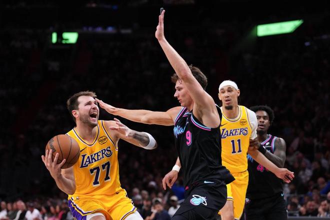 詹姆斯背靠背三双助湖人客场胜热火 41岁仍显老