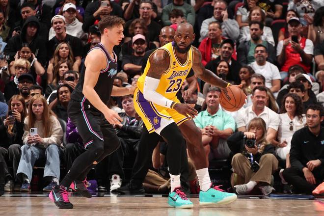 詹姆斯背靠背三双助湖人客场胜热火 41岁仍显老