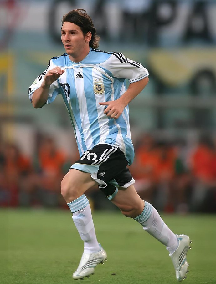 英超球员护胫板缩水引争议 米尔纳坚持传统装备